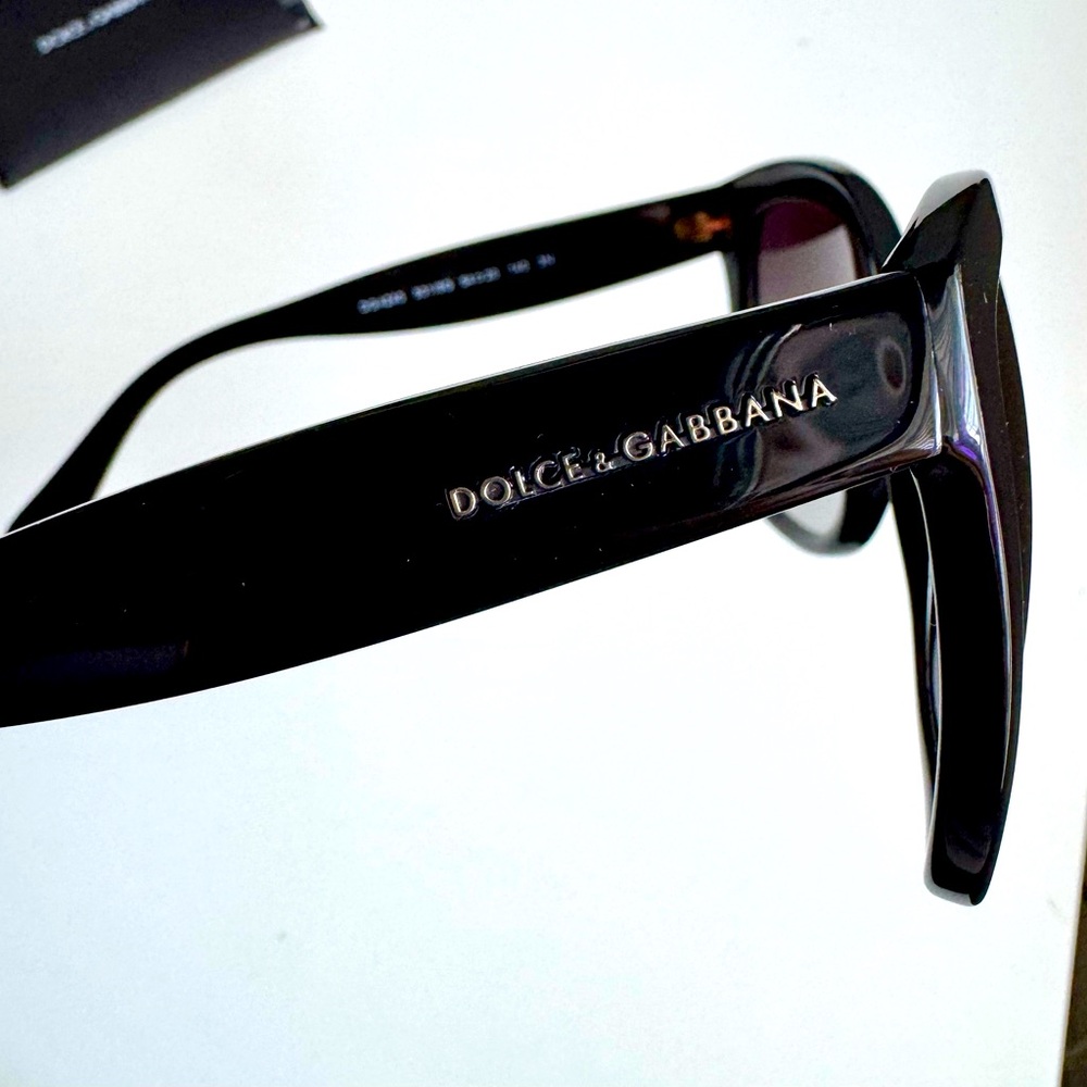 Gorgeous black Dolce & Gabbana sunglasses!